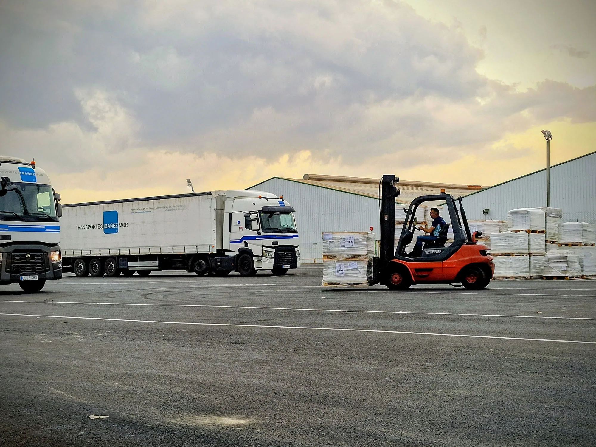 Almacén propio para grupaje Consolidación de mercancías en el almacén de Transportes Ibáñez